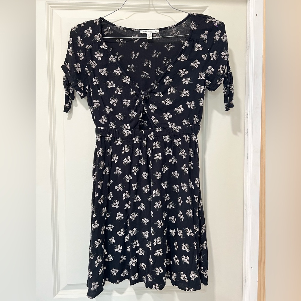 American Eagle Outfitters Black Floral Keyhole Dress / Size XS